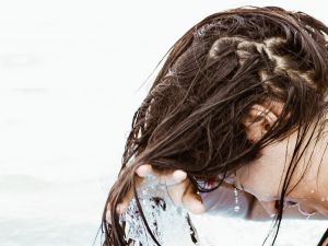¿Tiene algún sentido lavarse el cabello “al revés”?