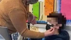 Polémica en EEUU: Profesora pegó con cinta la mascarilla de un alumno