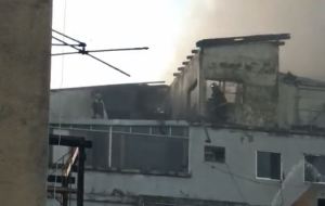 ¡Héroes! El momento cuando bomberos logran rescatar a un ciudadano atrapado en incendio de Cine Citta (VIDEO)