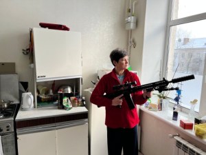 “Lucharemos por Kiev”: madre ucraniana se arma hasta los dientes para luchar contra posibles invasores rusos