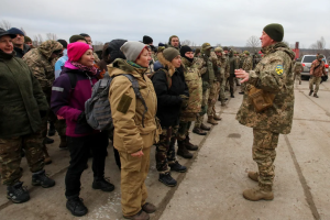 Ucranianos a las armas cerca de la frontera con Rusia se preparan para lo desconocido (Fotos)