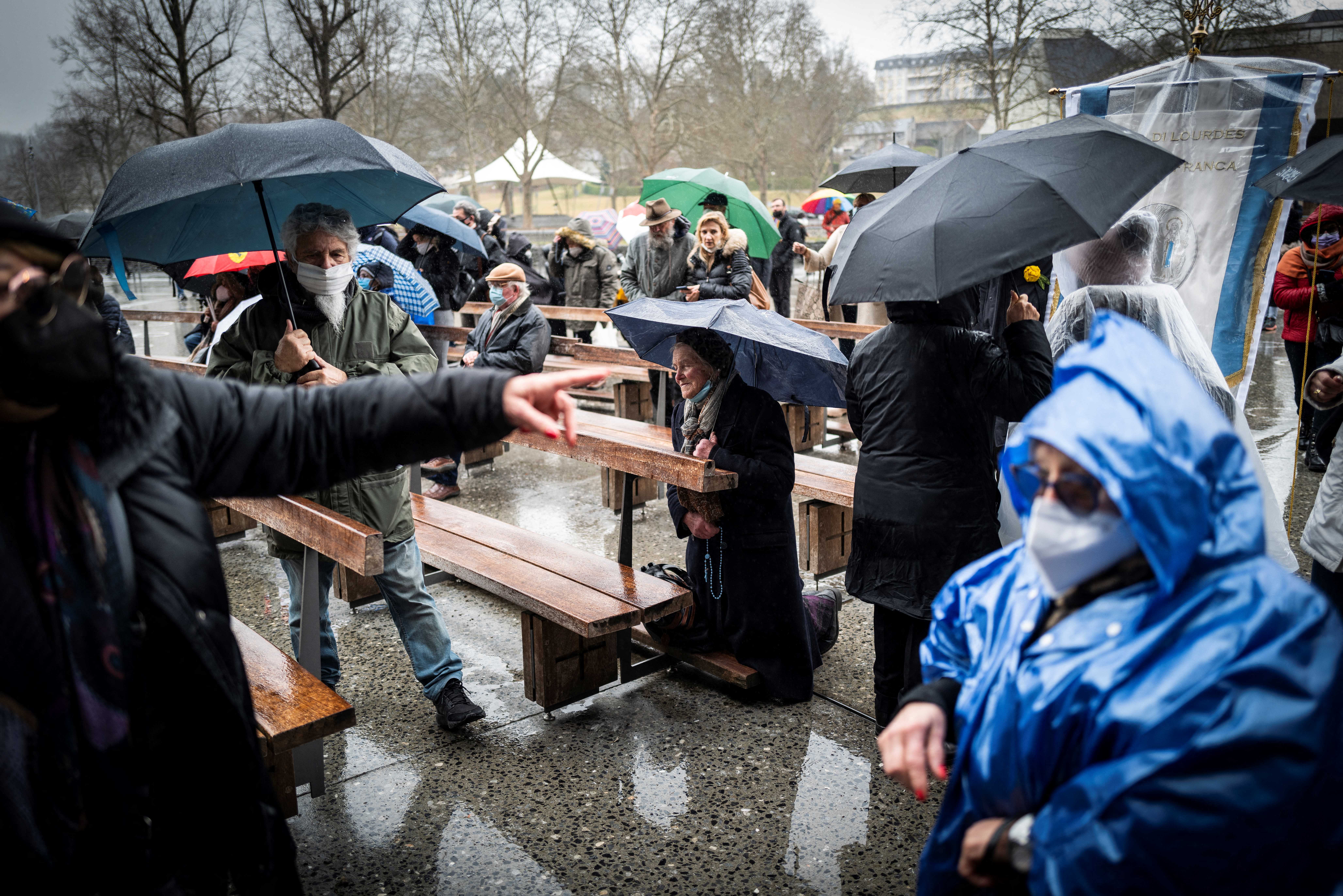 Miles de fieles acuden al santuario de Lourdes en Francia, abierto por primera vez desde la pandemia (Fotos)