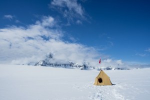 Cementerio de hielo: la curiosa historia de un centenar de cadáveres enterrados bajo la Antártida