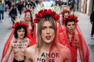 ¿Se habrán quedado sin pareja? se empelotaron para protestar contra el día de San Valentín en España