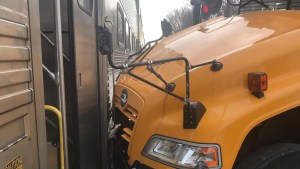 ¡Heróico! Conductora salvó a niños de autobús escolar minutos antes de que un tren lo embistiera en EEUU