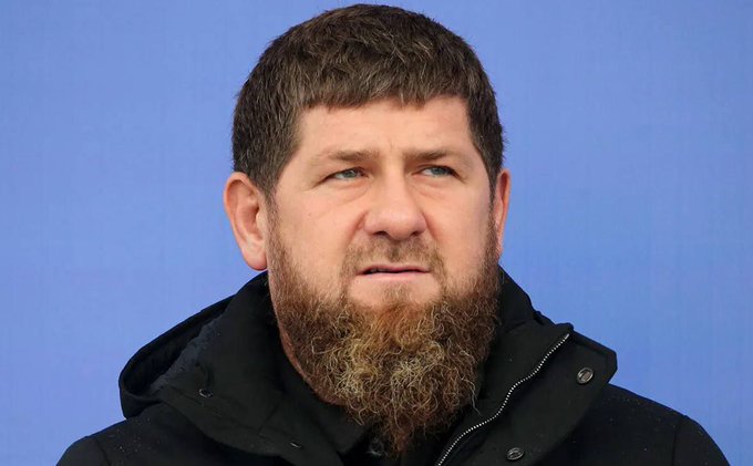 Sanguinario Ramzan Kadyrov, aliado de Putin llevó a su hijo de 14 años armado con un rifle a Mariupol