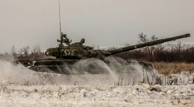 Rusia anuncia que hay unidades de blindados regresando a sus bases desde la frontera con Ucrania