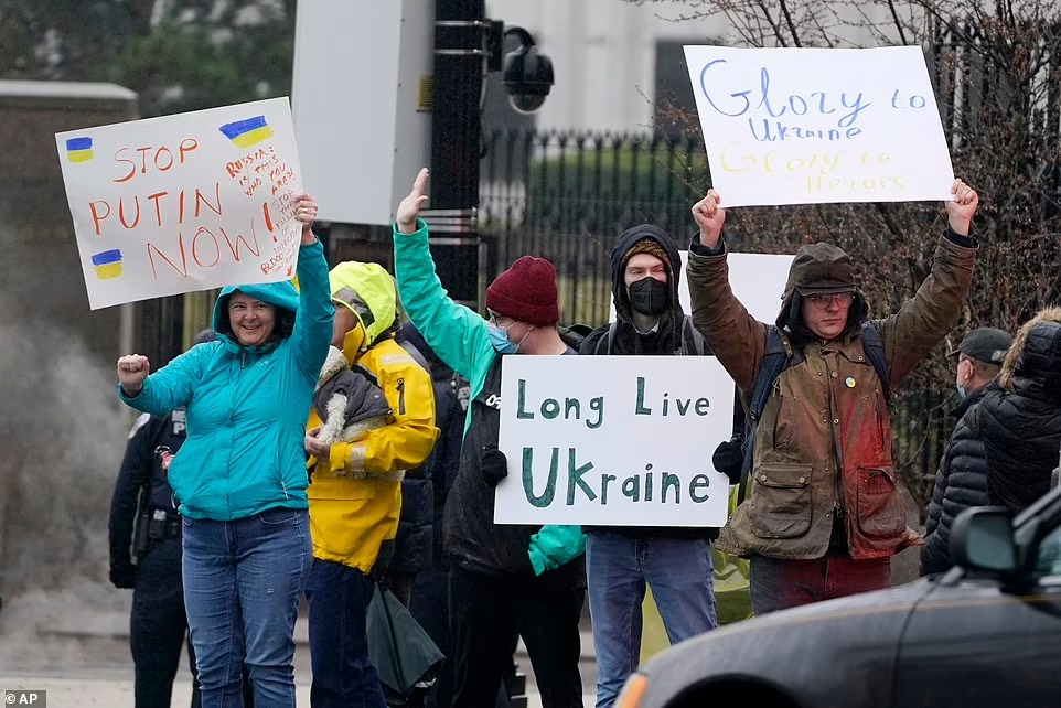 Estallaron protestas contra la invasión rusa de Ucrania en ciudades de EEUU (FOTOS)