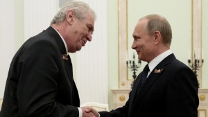 El presidente checo, confeso admirador de Putin, ahora lo llama “loco” y dice que “hay que aislarlo”