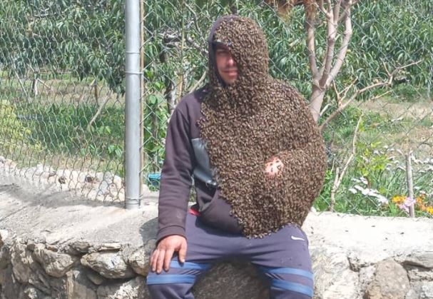 El “Hombre Abeja” se pasea en Trujillo cubierto de insectos sin recibir ninguna picadura (FOTOS)