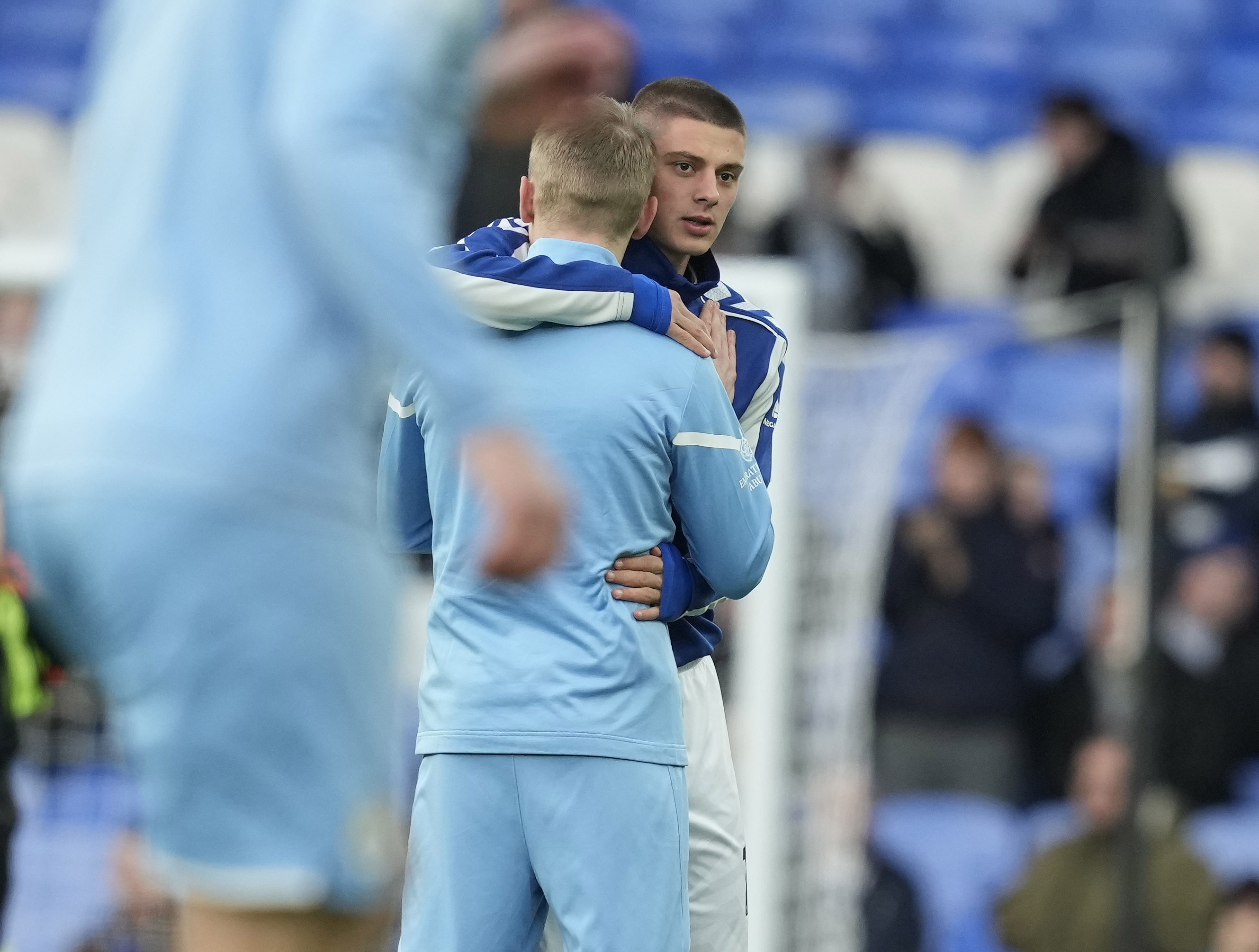 No pudo más: Futbolista ucraniano lloró tras muestras de apoyo en Goodison Park (Video)