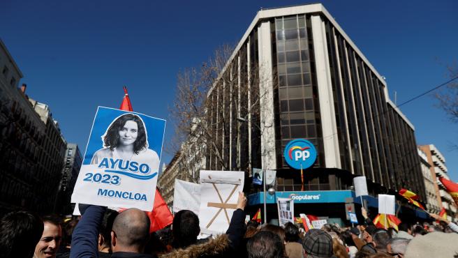 EN VIDEO: Miles de manifestantes marchan a favor de Ayuso frente a la sede del PP en Madrid
