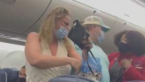 Fueron expulsados de un vuelo de Delta en Florida por ponerse rebeldes y agresivos (VIDEO)