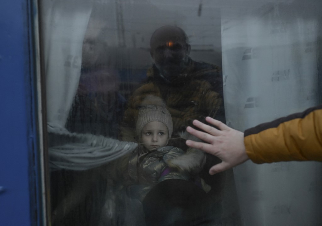 EN FOTOS: familias ucranianas se despiden separadas por la guerra