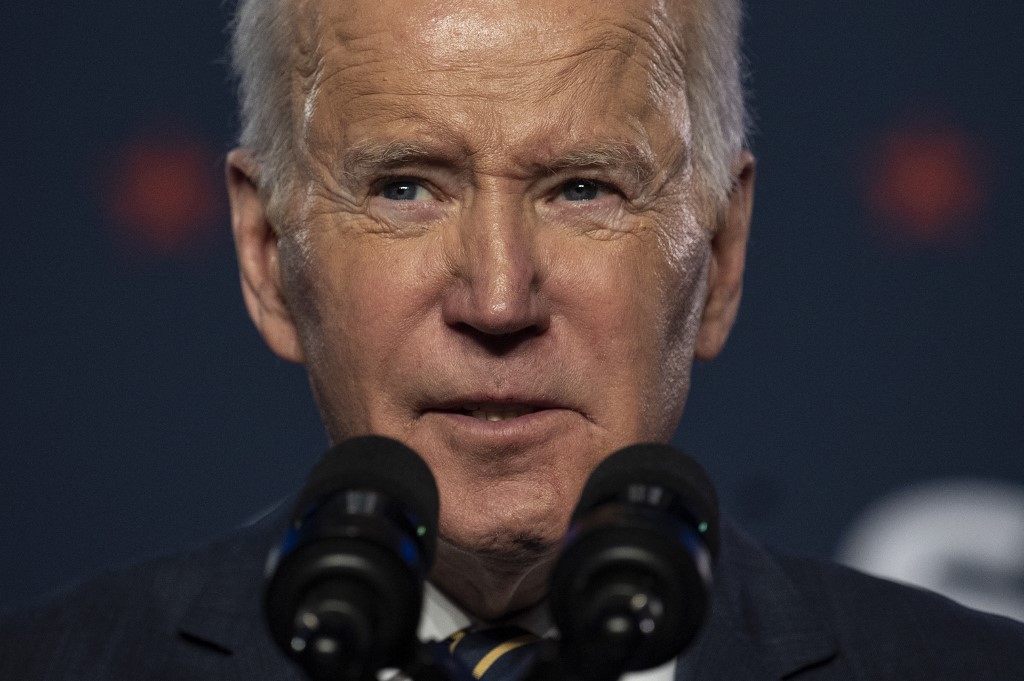 Biden afirmó que Putin “busca oxígeno” tras ordenar cese el fuego en Ucrania