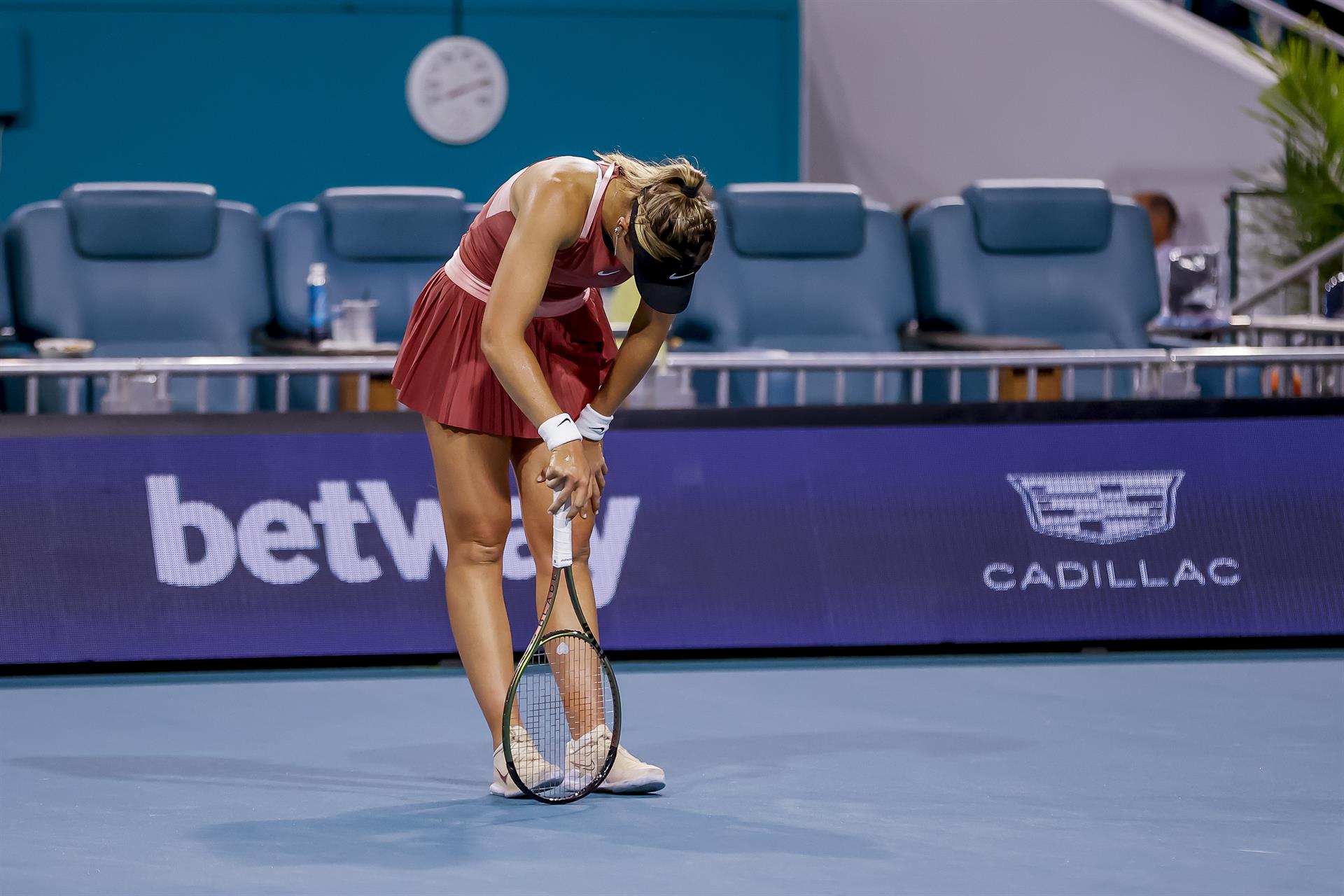 La tenista Paula Badosa se retira entre lágrimas tras 17 minutos de partido en Miami