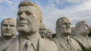 La espeluznante granja abandonada que contiene bustos en descomposición de presidentes de EEUU (FOTOS)