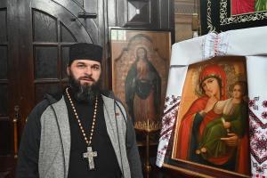 Un religioso ucraniano sacrifica los hábitos por un fusil para defender Kiev del enemigo ruso