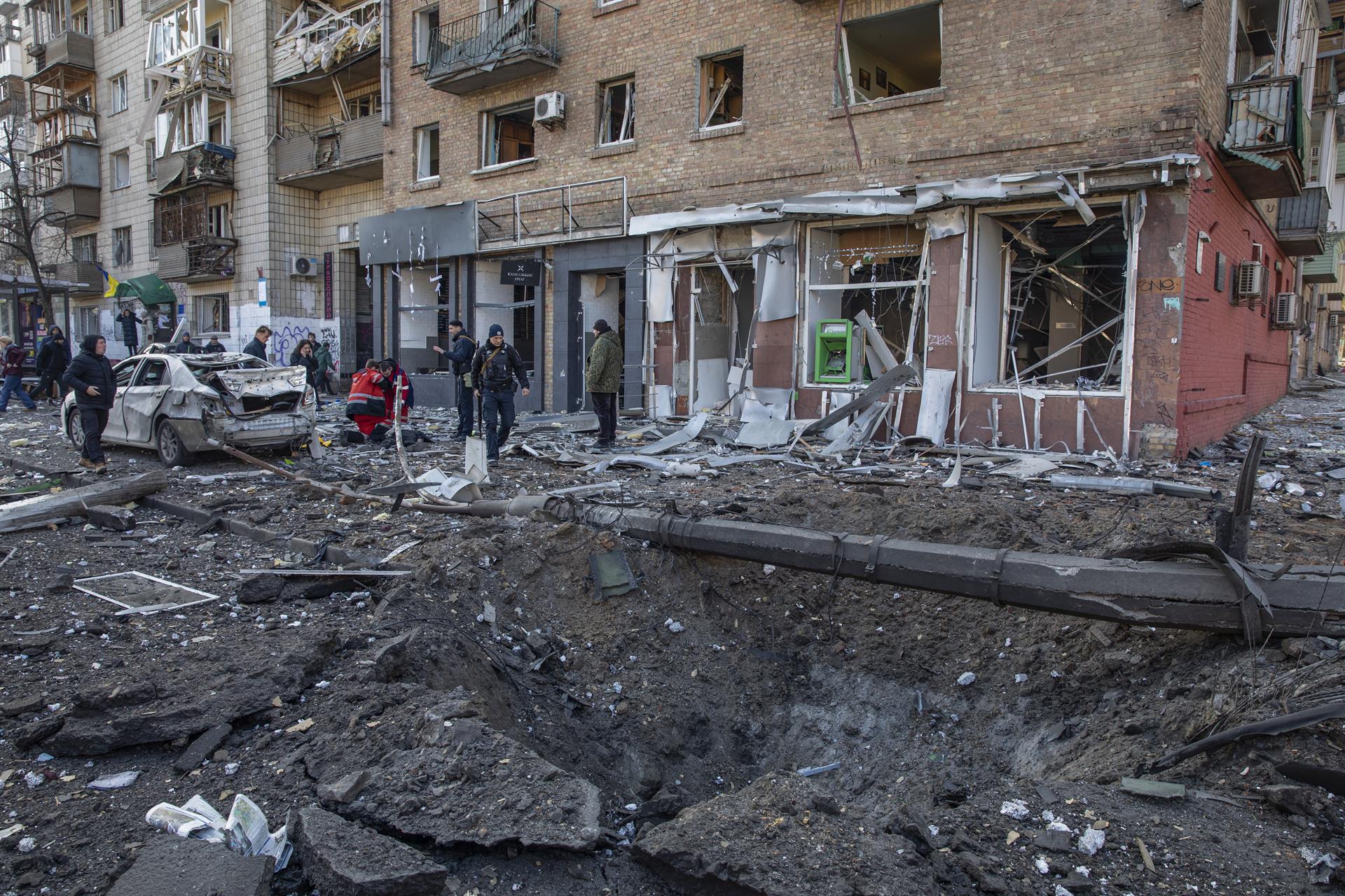 Al menos dos muertos en un ataque contra un barrio residencial en Kiev
