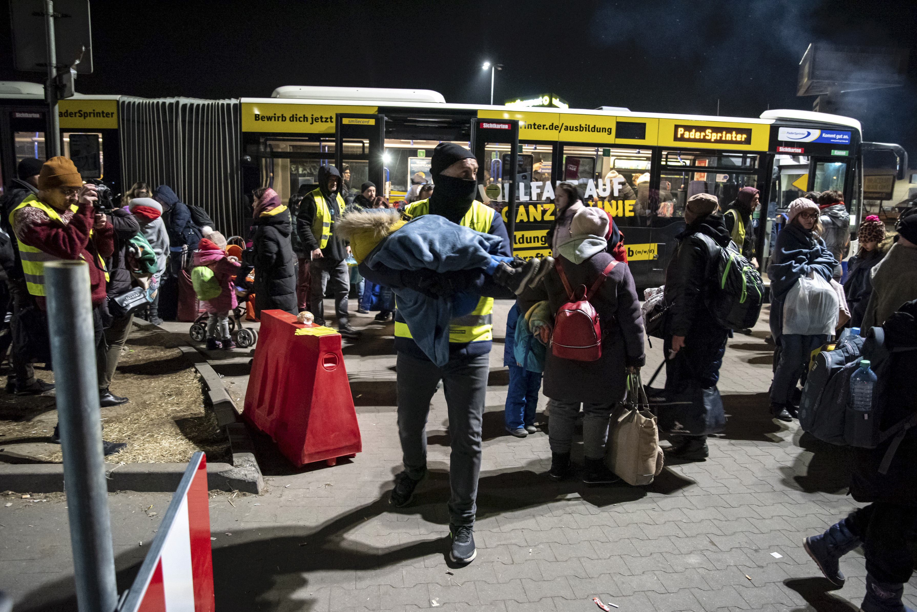 Europa Central ofrece ayuda a Ucrania para frenar salida de refugiados y no aumentar la ola migratoria