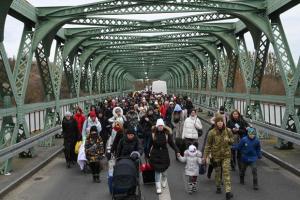 Miles de refugiados ucranianos que huyen de la guerra llegan a la estación central de Cracovia, en Polonia (Video)