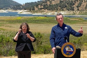 Gobernador Newsom endurece las reglas de conservación del agua en California