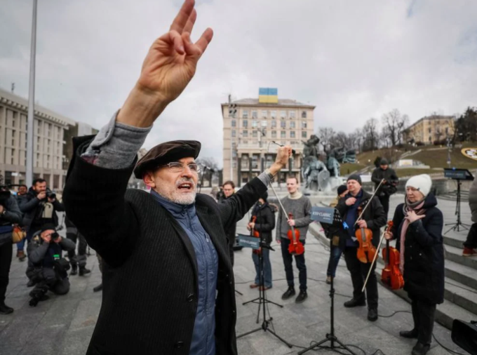 “Tocamos para que no se destruya esta ciudad”: Orquesta sorprendió con un concierto en el centro de Kiev (Videos)