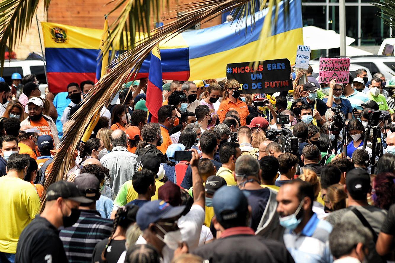 EN IMÁGENES: Así se desarrolla la concentración de venezolanos contra la invasión rusa #3Mar