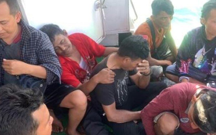 Rescatados con vida 26 pasajeros de un barco naufragado en Indonesia