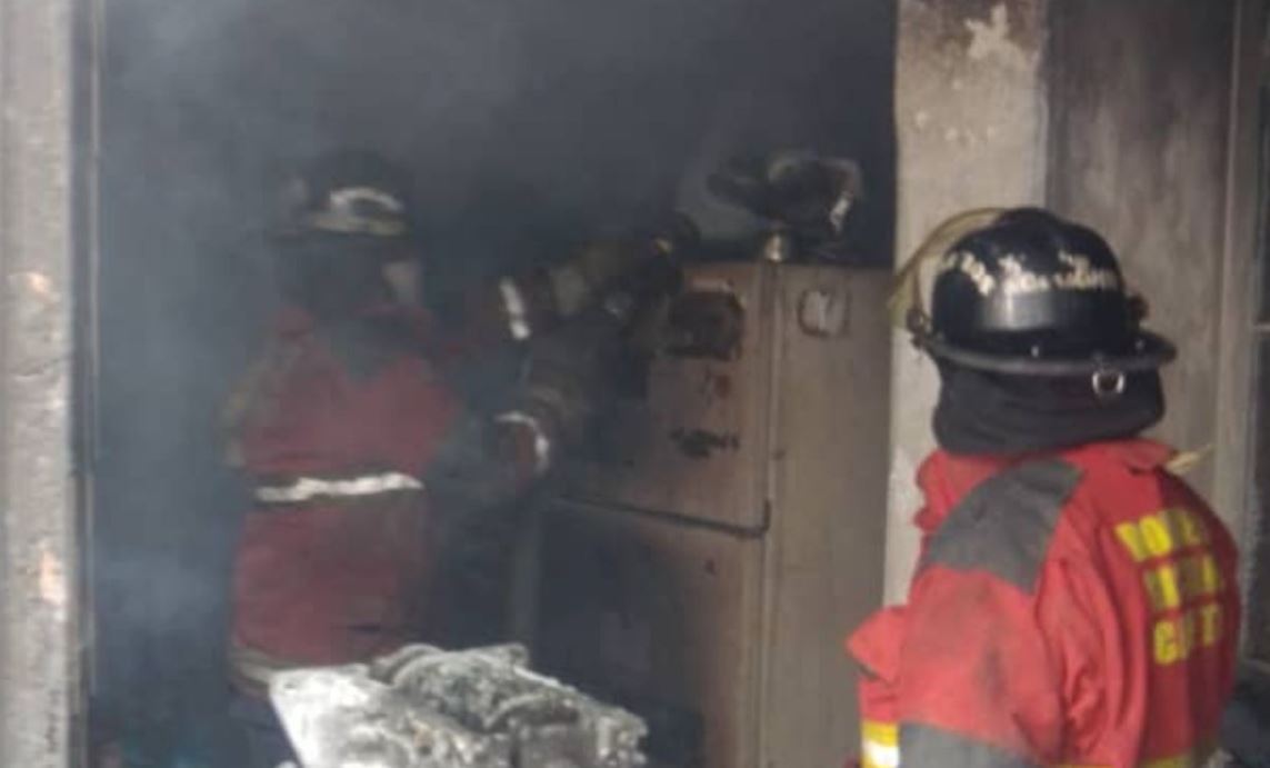 Bomberos sofocaron fuerte incendio en quinta de La California este #8Mar (Foto)