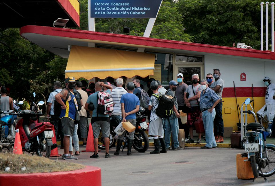 Largas colas generan preocupación por el suministro de combustible en Cuba