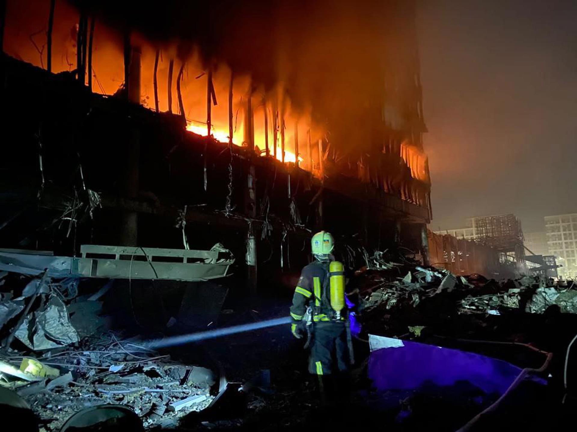 Así quedó Kiev tras un bombardeo en un centro comercial que dejó al menos ocho muertos (Video)