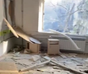Militares rusos atacan maternidad de Mariúpol en Ucrania (Video)