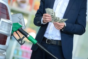 Aumento de la gasolina en EEUU podría costarle 2 mil dólares más al año a los consumidores
