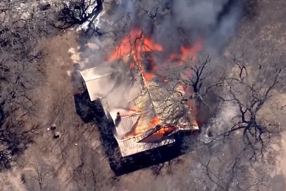 Enorme incendio en Texas arrasó con todo: Un muerto, 50 casas y miles de hectáreas consumidas
