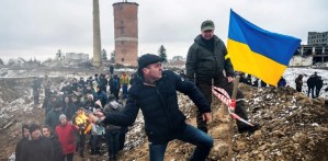 Con bombas molotov, erizos checos y clases de tiro: así enfrenta la resistencia ucraniana a la invasión rusa (FOTOS)