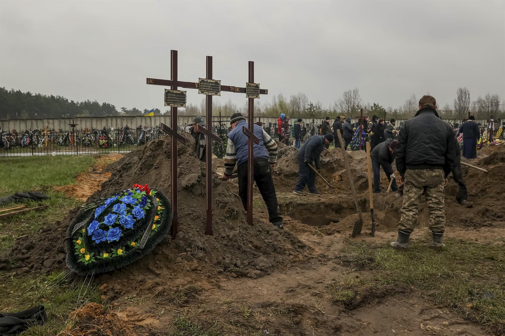 Finaliza la exhumación de más de 410 cuerpos hallados en Bucha tras la retirada rusa