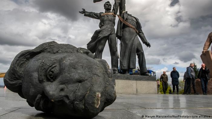 “Se acabó”: Kiev destruyó la estatua que simbolizaba la unidad y amistad con Rusia