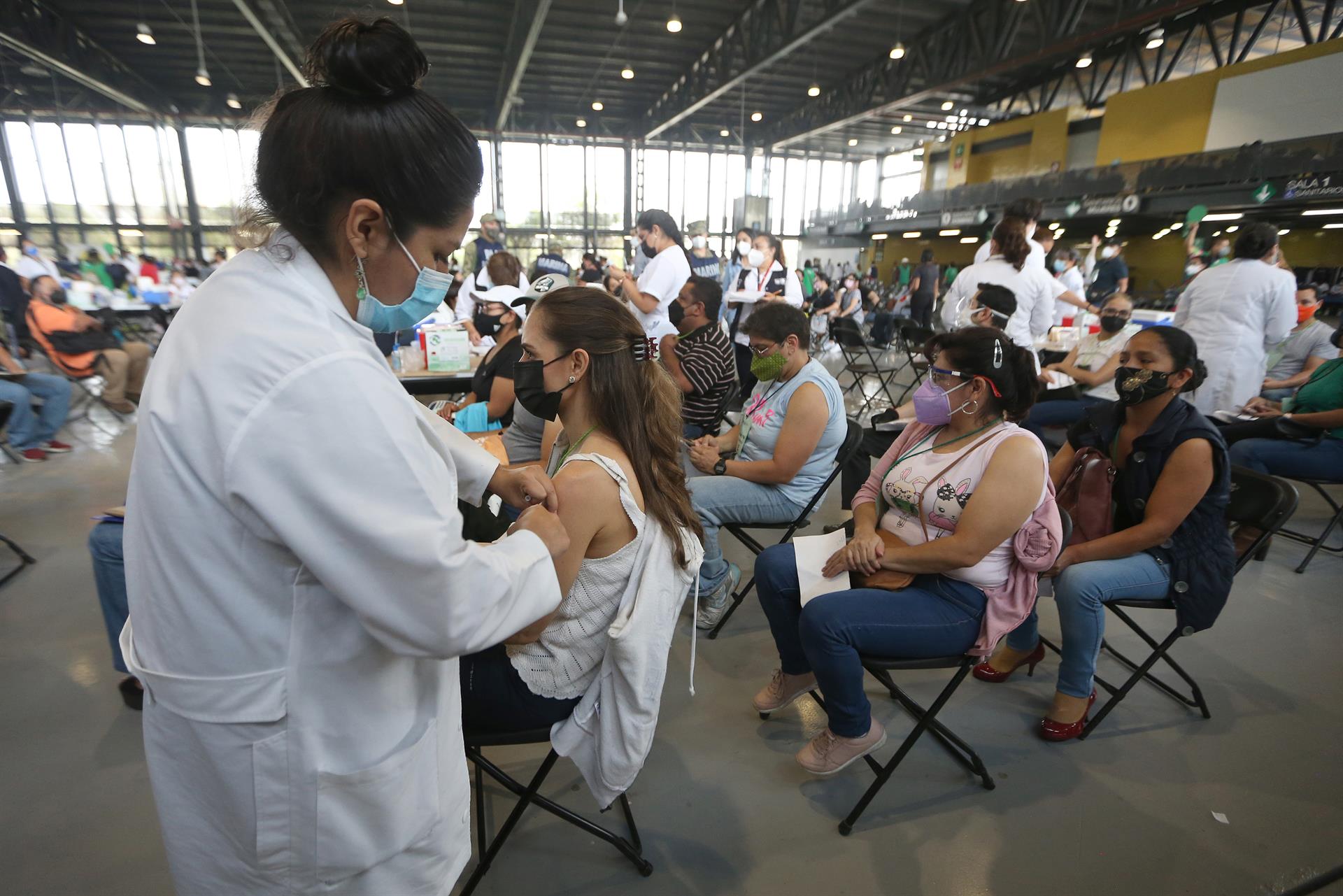 EEUU urge a ponerse el refuerzo de la vacuna anti-Covid por el aumento de las hospitalizaciones