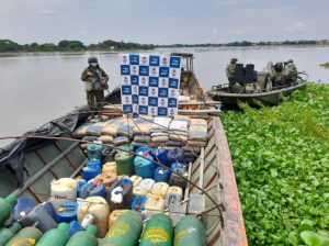 La Armada colombiana incautó galones de combustible y toneladas de cemento en los ríos Nechí y Magdalena