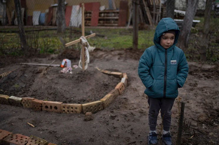 La masacre de Bucha: una madre, un niño de seis años y el impacto que generó la foto de un reportero argentino