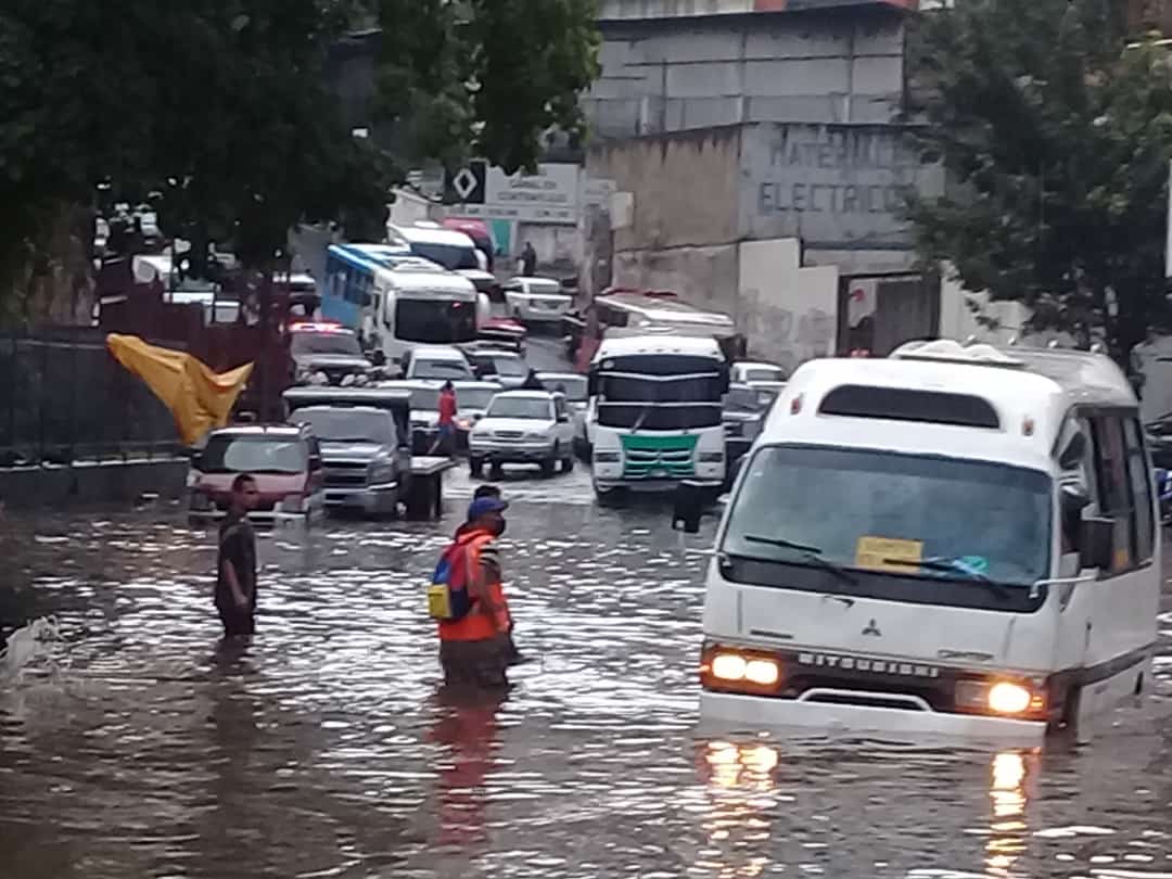 Lluvias generaron anegación en la vialidad de un tramo de El Llanito