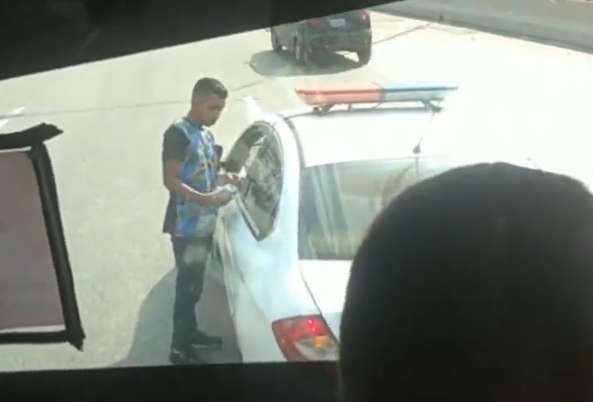 Colector de autobús obligado a pagar “matraca” en plena autopista Francisco Fajardo (Video)