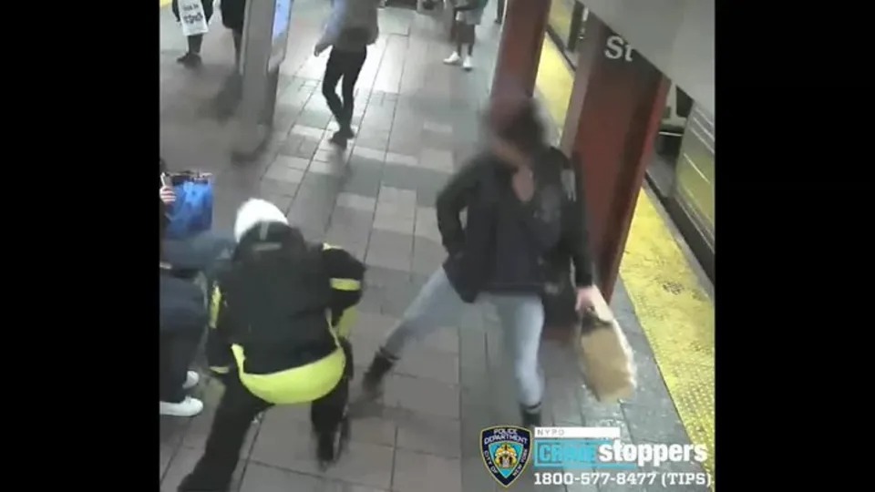 Resultó acuchillada al tratar de impedir un robo en el metro de Nueva York (Imágenes sensibles)
