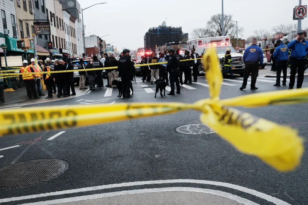 Tras la pista del tirador: La policía busca frenéticamente a sospechoso relacionado con tiroteo en Nueva York