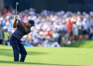 Tiger Woods batalló contra el dolor en inicio del Campeonato de la PGA