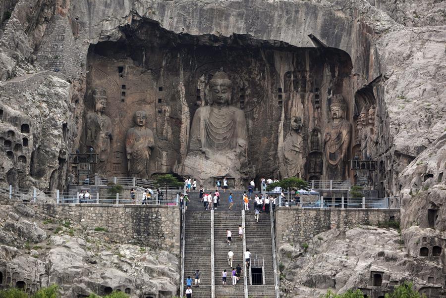 Encuentran restos de oro y plata en las célebres grutas chinas de Longmen