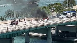 Avioneta se estrelló contra un automóvil en un puente de Miami-Beach y dejó varios heridos (VIDEO)