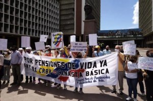 “Maduro nos estás matando de hambre”: adultos mayores protestan en Caracas por mejoras en las pensiones #31May (VIDEOS)