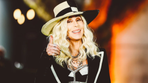 Cher, la reina de las reinvenciones, se niega a envejecer y carga contra los retoques estéticos de las chicas jóvenes